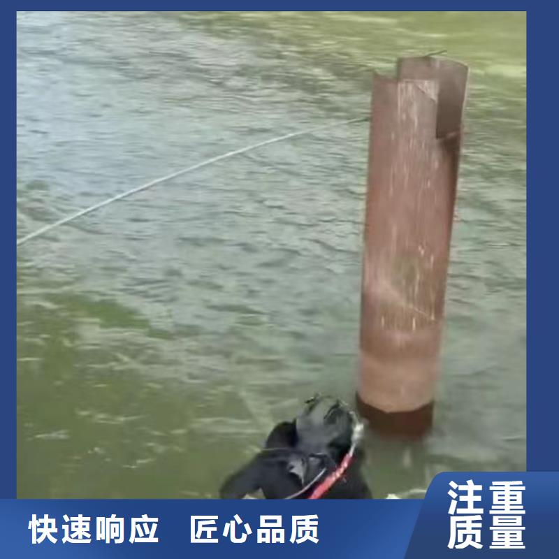 爆款新闻;潜水员打捞队水下护坡膜袋施工